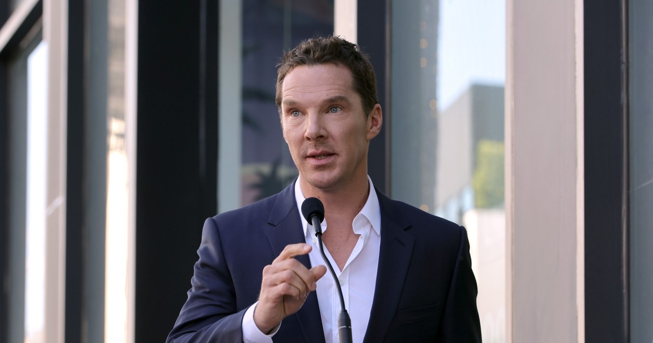 Benedict Cumberbatch dołączył właśnie do grona artystów uhonorowanych przez Izbę Handlu Hollywood i odsłonił swoją gwiazdę w słynnej alei rozciągającej się wzdłuż Hollywood Boulevard oraz Vine Street w Los Angeles. W swojej przemowie aktor znany m.in z "Sherlocka", "Gry tajemnic" czy "Psich pazurów" złożył hołd zmarłej siostrze, a także odniósł się do sytuacji na Ukrainie. "Musimy zrobić coś więcej niż tylko modlić się za naród ukraiński. Musimy działać" - zaapelował laureat nagrody Emmy.