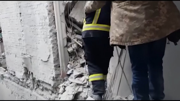 Rosyjskie rakiety kolejny dzień ostrzeliwują drugie co do wielkości miasto Ukrainy - Charków. Nagrania pokazują potężną eksplozję przed budynkiem administracji w centrum miasta. Widać rozległe zniszczenia wewnątrz budynku, a pracownicy służb ratunkowych przeczesują ruiny. Ukraiński rząd twierdzi, że atak był celowo skierowany w tereny mieszkalne, co ma zmusić walczącego prezydenta Ukrainy do ustępstw w rozmowach pokojowych. 