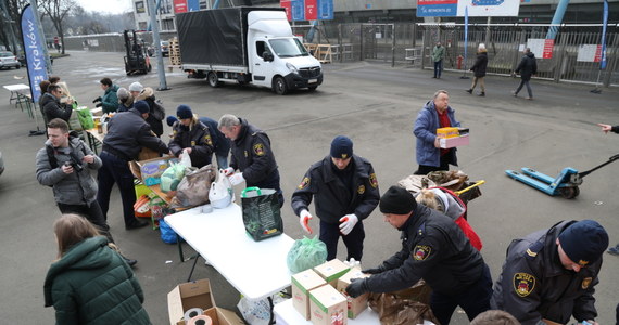 Na Stadionie Miejskim przy ul. Reymonta w Krakowie wydawana jest żywność i produkty pierwszej potrzeby dla ukraińskich uchodźców. To rzeczy,  które w ramach miejskiej zbiórki przekazali wcześniej krakowianie.

