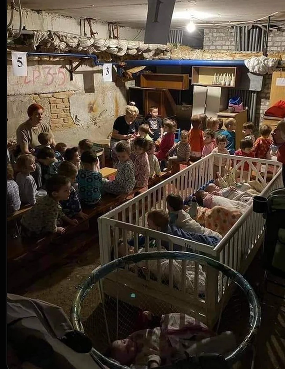 "Zdjęcie, które powinien zobaczyć cały świat" - piszą służby zbrojne Ukrainy o fotografii ze schronu z jednej z placówek dla dzieci w mieście Kropywnycki w centralnej części Ukrainy. 