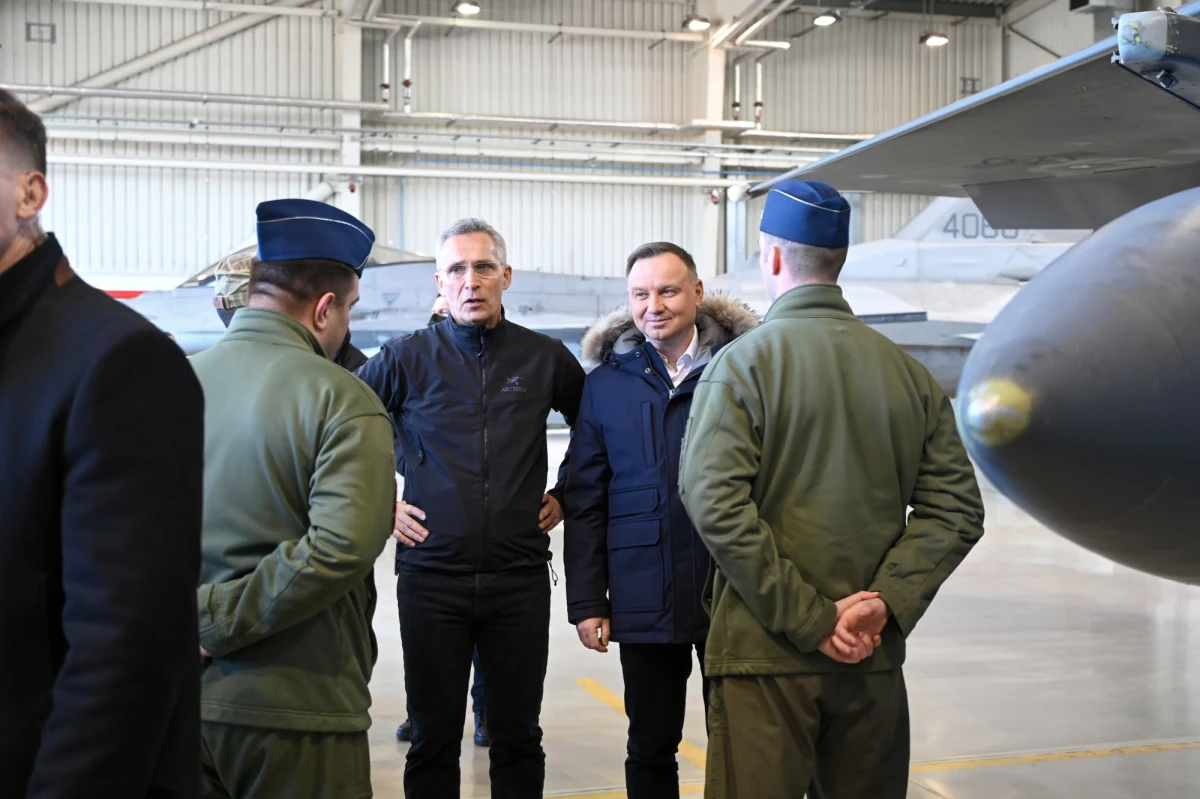 NATO nie chce być częścią konfliktu rosyjsko-ukraińskiego, dlatego nie zamierzamy wysyłać żadnych wojsk na Ukrainę, nie zamierzamy też wysyłać samolotów do ukraińskiej przestrzeni powietrznej - mówili w Łasku sekreterz generalny NATO Jens Stoltenberg i prezydent Andrzej Duda.