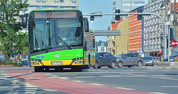 Od 1 marca obywatele Ukrainy, którzy skorzystają z pomocy punktu recepcyjnego na MTP lub odwiedzą jeden z Punktów Obsługi Klienta ZTM Poznań, otrzymają specjalne zaświadczenie. Na jego podstawie przez 30 dni będą mogli bezpłatnie jeździć komunikacją miejską. 