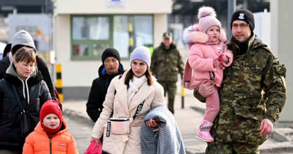 400 tysięcy uchodźców z Ukrainy przybyło do tej pory do Polski – powiedział minister spraw zagranicznych Zbigniew Rau. Dodał, że liczba uciekających przed wojną i szukających schronienia w naszym kraju może osiągnąć nawet miliona. 