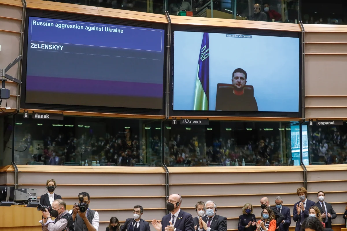 Jesteśmy silni, jesteśmy Ukraińcami. Chcemy, żeby nasze dzieci mogły żyć. To chyba uczciwe marzenie - powiedział prezydent Ukrainy Wołodymyr Zełenski, który wygłosił przemówienie w Parlamencie Europejskim za pośrednictwem połączenia wideo. Kiedy skończył w PE rozległa się burza oklasków.  