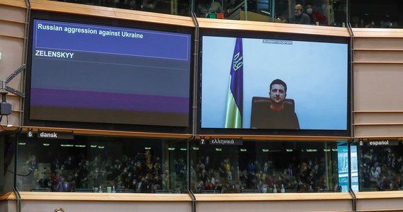 Jesteśmy silni, jesteśmy Ukraińcami. Chcemy, żeby nasze dzieci mogły żyć. To chyba uczciwe marzenie - powiedział prezydent Ukrainy Wołodymyr Zełenski, który wygłosił przemówienie w Parlamencie Europejskim za pośrednictwem połączenia wideo. Kiedy skończył w PE rozległa się burza oklasków.  