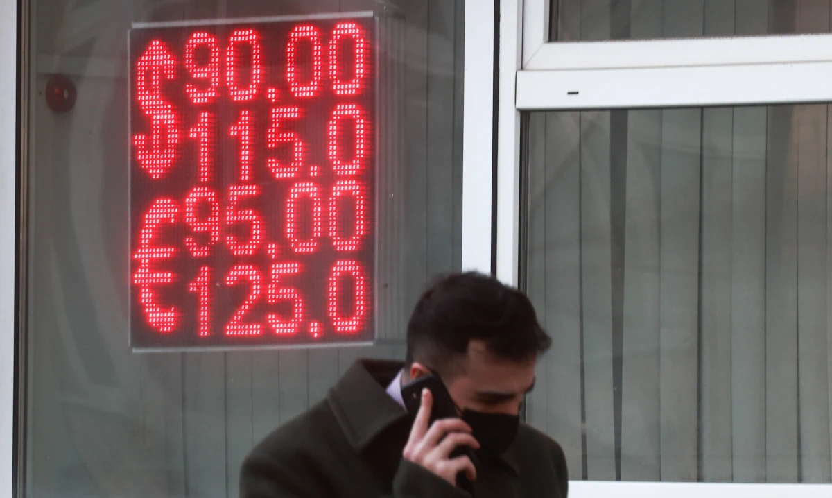 ​Rząd w Moskwie próbuje ratować gospodarkę, którą dotknęły sankcje wprowadzone w związku z rosyjską agresją na Ukrainę. Ministerstwo finansów kraju ma przeznaczyć bilion rubli (ok. 44 mld zł) na zakup akcji rosyjskich spółek.