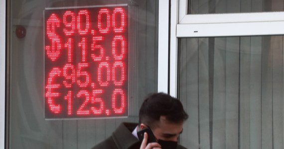 ​Rząd w Moskwie próbuje ratować gospodarkę, którą dotknęły sankcje wprowadzone w związku z rosyjską agresją na Ukrainę. Ministerstwo finansów kraju ma przeznaczyć bilion rubli (ok. 44 mld zł) na zakup akcji rosyjskich spółek.
