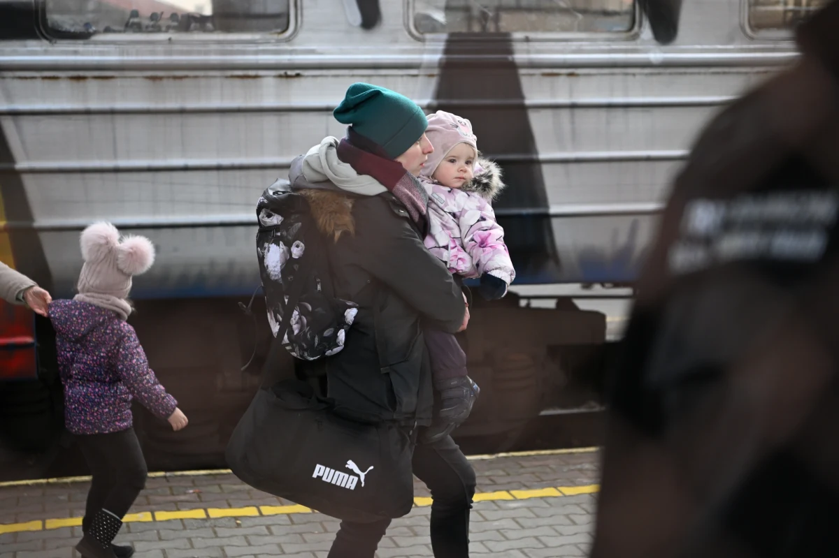 Prawie 300 osób z Ukrainy spędziło minioną noc w punktach noclegowych przygotowanych przez Urząd Miasta w Lublinie. Uchodźcy mogą korzystać już z darmowej komunikacji miejskiej, a wkrótce również z miejsc parkingowych. Miasto deklaruje im również wsparcie w poszukiwaniu pracy.