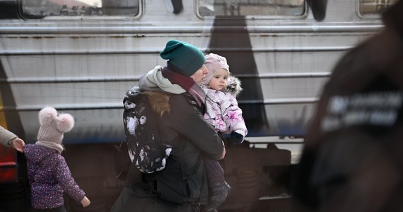 Prawie 300 osób z Ukrainy spędziło minioną noc w punktach noclegowych przygotowanych przez Urząd Miasta w Lublinie. Uchodźcy mogą korzystać już z darmowej komunikacji miejskiej, a wkrótce również z miejsc parkingowych. Miasto deklaruje im również wsparcie w poszukiwaniu pracy.