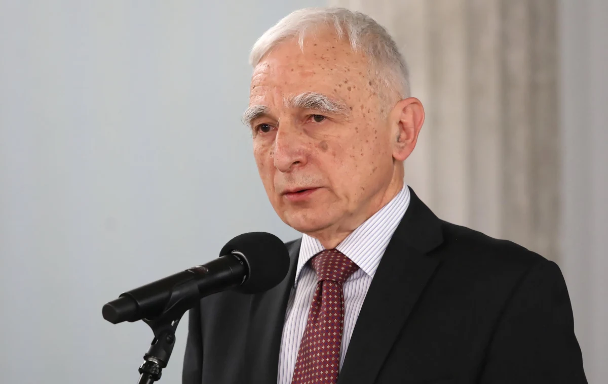 "Wszyscy, którzy kupowali i nadal kupują ropę naftową i gaz od Federacji Rosyjskiej zasilają budżet rosyjski, a ten budżet jest w dużej części przeznaczany na zbrojenia. Taka jest prawda" - mówił w Popołudniowej rozmowie w RMF FM pełnomocnik rządu ds. strategicznej infrastruktury energetycznej Piotr Naimski. Przyznał, że nie da się w Polsce szybko porzucić rosyjskiej ropy. “2/3 ropy naftowej przerabianej w polskich rafineriach, czyli produkujących paliwa na polski rynek, pochodzi ciągle z Rosji" - mówi. Przyznaje jednak, że dywersyfikacja dostaw jest wciąż realizowana. "Zaczynaliśmy od ponad 90 proc. udziału rosyjskiej ropy w polskich rafineriach. Dzisiaj w Płocku to jest 60 proc." - zaznaczył Naimski.