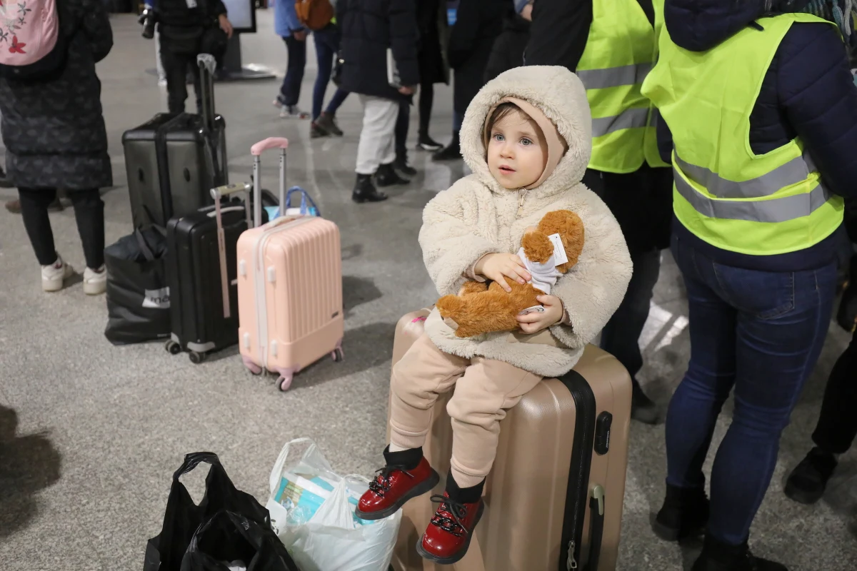 "Bardzo chcemy wrócić do szkoły i uczyć się dalej. Nie wiem, co robić. Proszę, nie wyrzucaj Denisa ze szkoły" - pisze do dyrektor szkoły nr 57 w Gdańsku matka nastoletniego ucznia z Ukrainy, który mieszkał w Gdańsku. Do swojej ojczyzny pojechał na ferie, w trakcie których wybuchła wojna. Chłopiec z matką utknął wtedy w Charkowie.