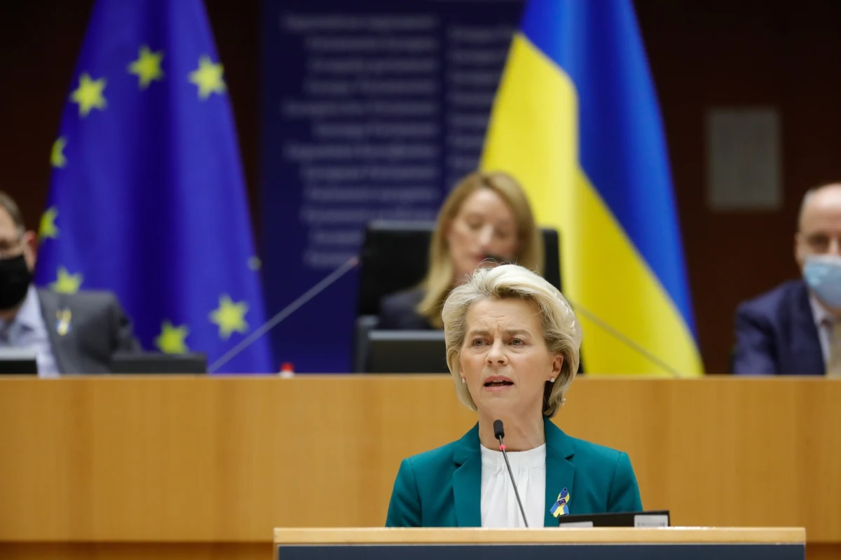 „Ukraińcy podtrzymują pochodnię wolności dla nas wszystkich, wykazują ogromną odwagę, bronią swojego życia. Ale oni też walczą o uniwersalne wartości i są gotowi za nie umrzeć” - powiedziała we wtorek szefowa Komisji Europejskiej Ursula von der Leyen podczas debaty w PE.