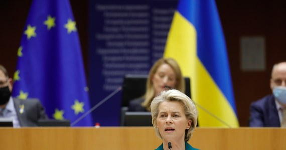 „Ukraińcy podtrzymują pochodnię wolności dla nas wszystkich, wykazują ogromną odwagę, bronią swojego życia. Ale oni też walczą o uniwersalne wartości i są gotowi za nie umrzeć” - powiedziała we wtorek szefowa Komisji Europejskiej Ursula von der Leyen podczas debaty w PE.
