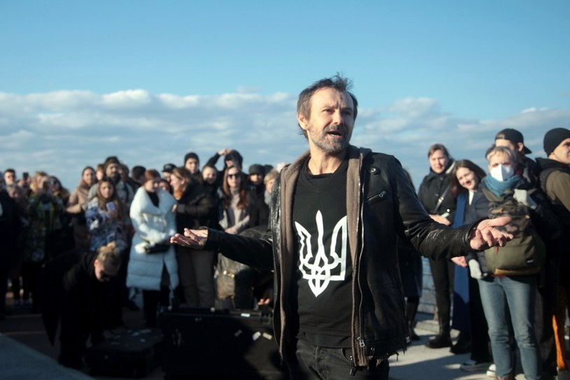 Swiatosław Wakarczuk to ukraiński muzyk, polityk i lider zespołu Okean Elzy. W ostatnich dniach pomaga w podniesieniu morale żołnierzy walczących w Donbasie, gdzie Ukraińcy ponoszą ciężkie straty.