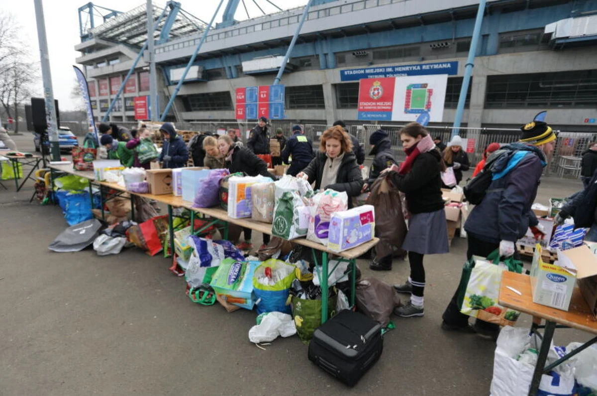 Władze Krakowa od środy wznawiają zbiórkę darów od osób indywidualnych z myślą o uchodźcach wojennych, którzy coraz liczniej przybywają do miasta. Żywność, środki higieny osobistej, chemia domowa będzie zbierana na Stadionie Miejskim im. Henryka Reymana.

