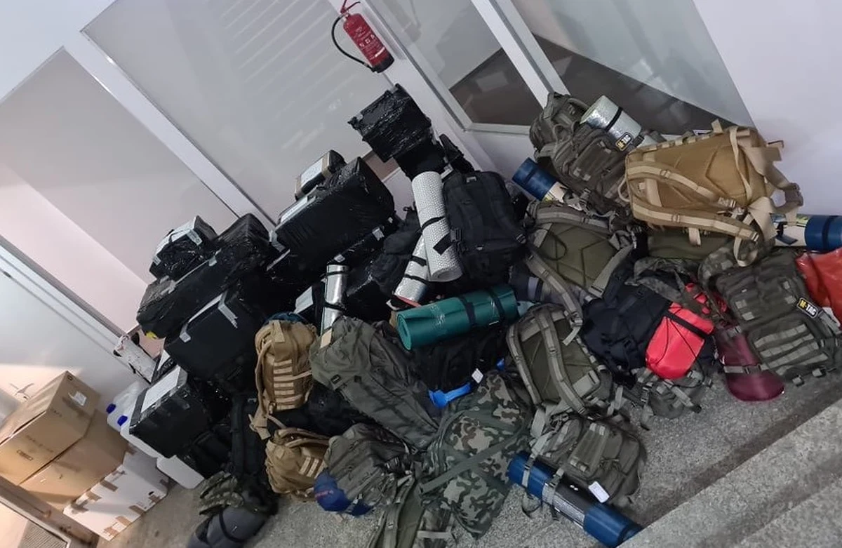 "Plecak dla wracających na Ukrainę". Tak brzmi hasło akcji, która trwa na Dworcu Zachodnim w Warszawie. Polacy oraz obywatele Ukrainy mieszkający w Polsce zbierają wyposażenie niezbędne dla mężczyzn, którzy jadą na wojenny front.