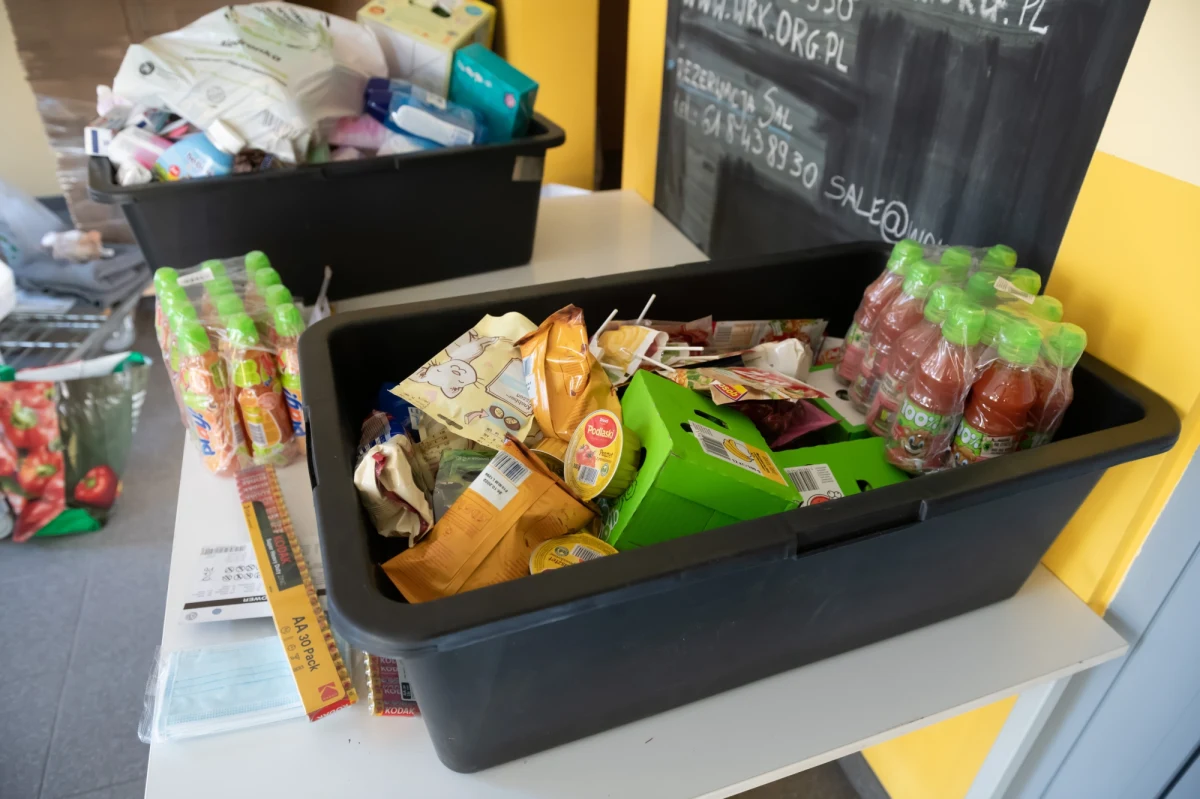 Koce, pościele, gotowe dania w słoikach, kosmetyki i produkty dla dzieci – takie m.in. produkty przyjmować będzie od środy w Poznaniu centralny punkt zbiórki darów dla Ukrainy w pawilonie nr 4 Międzynarodowych Targów Poznańskich. Należy dostarczać wyłącznie produkty nowe.