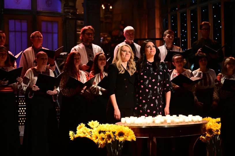 Symboliczny hołd Ukrainie oddała obsada i twórcy programu "Saturday Night Live". Na samym początku show wystąpił ukraiński chór.