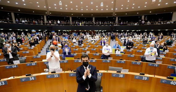 Parlament Europejski przyjął rezolucję potępiającą inwazję Rosji na Ukrainę i wzywającą "instytucje unijne do podjęcia działań na rzecz przyznania Ukrainie statusu kandydata do Unii Europejskiej". Pismo zostało przyjęte przy 637 głosach za, 13 przeciw oraz 26 wstrzymujących się. 