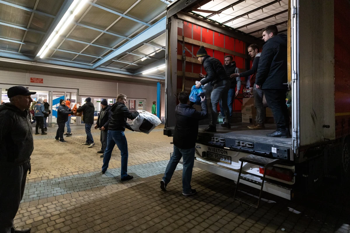 Cztery tiry wypełnione darami wyjechały z Rzeszowa na Ukrainę. Zabrały wszystko, co od czwartku podarowali Ukraińcom rzeszowianie. Zbiórka darów dla ogarniętej wojną Ukrainy trwa w stolicy Podkarpacia od czwartku, czyli początku wojny.