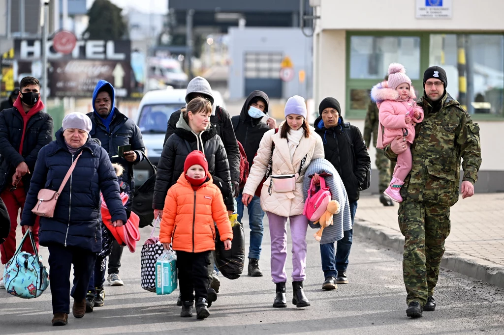 Obywatele Ukrainy na przejściu granicznym w Medyce