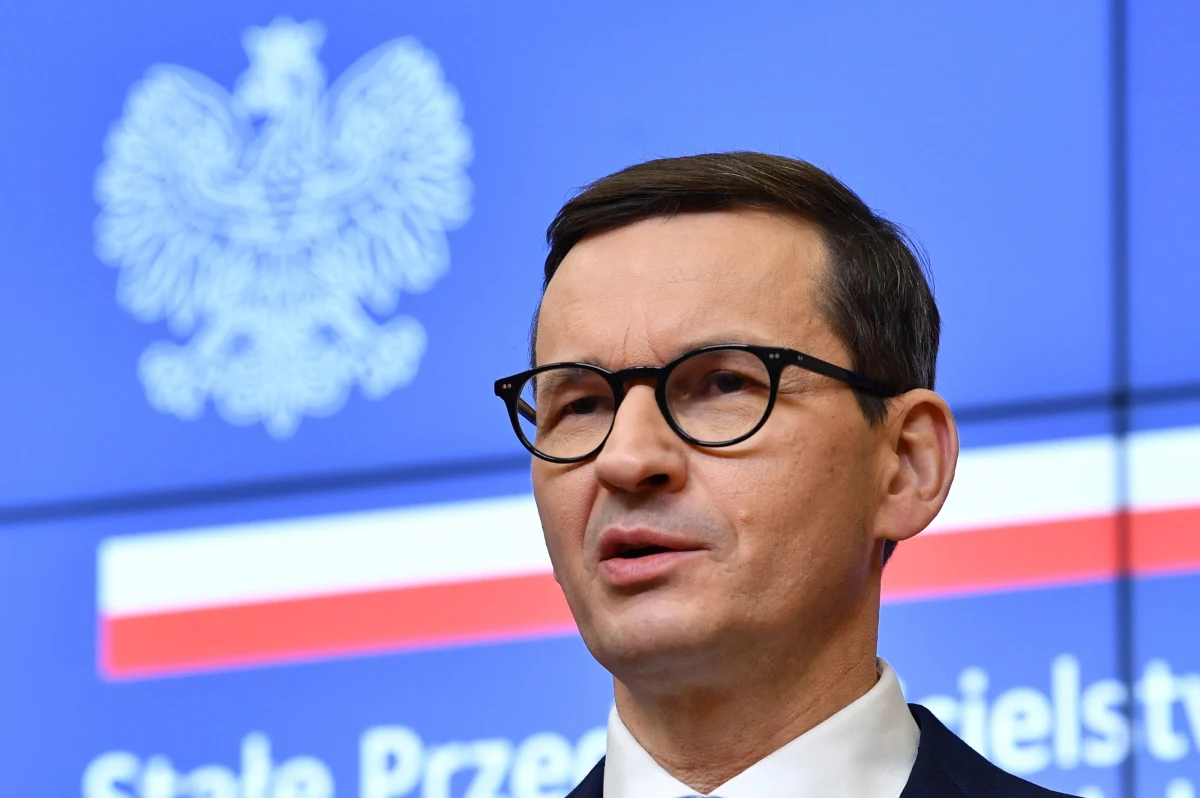 "Zaapelowałem, żeby Unia Europejskiej nałożyła embargo na rosyjski węgiel" - poinformował premier Mateusz Morawiecki podczas swojej wizyty w Brukseli. Jego zdaniem, Europa w perspektywie kilku miesięcy powinna także przestać kupować ropę i gaz od Rosji, gdyż z tych środków państwo to finansuje prowadzoną na Ukrainie wojnę. Premier rozmawiał o tym z przewodniczącą Komisji Europejskiej Ursulą von der Leyen. Podczas spotkania poruszono również kwestię przeznaczenia pół miliarda euro na pomoc humanitarną dla Ukrainy i krajów przyjmujących uchodźców, w tym także Polski. 
