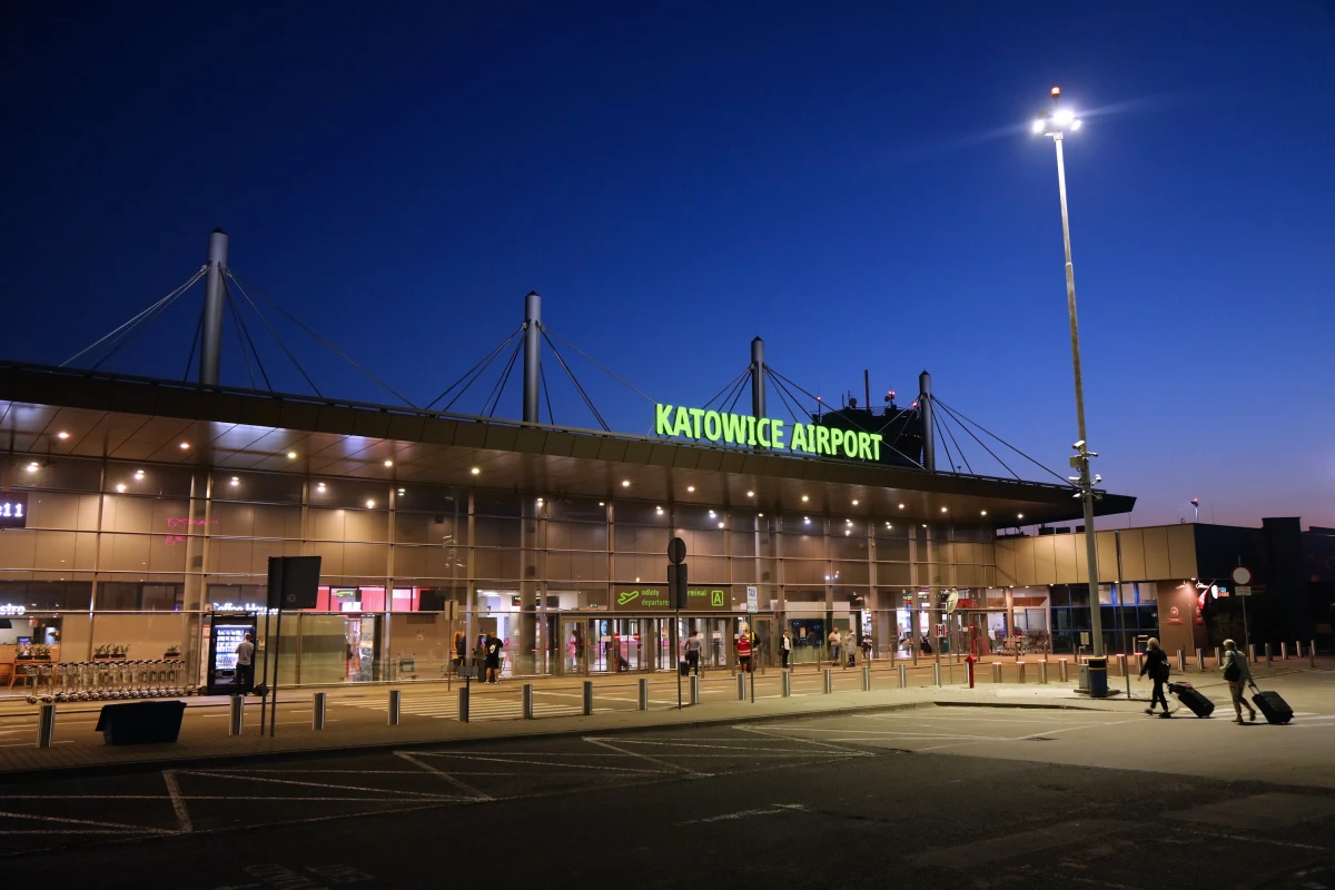 Od wczoraj z Lotniska Katowice odbywają się rejsy ewakuacyjne opuszczających Ukrainę cudzoziemców, obywateli m.in. Uzbekistanu czy Kazachstanu. W poniedziałek i we wtorek z portu w Pyrzowicach miał obsłużyć łącznie ok. 1,6 tys. takich pasażerów.