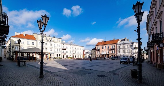 W związku z agresją wojsk rosyjskich na Ukrainę prezydent Piotrkowa Trybunalskiego (woj. łódzkie) na sesji Rady Miasta przedstawi projekt uchwały dotyczący zerwania współpracy partnerskiej z rosyjską Kostromą oraz białoruskim Mołodeczno - podał rzecznik piotrkowskiego urzędu Jarosław Bąkowicz.