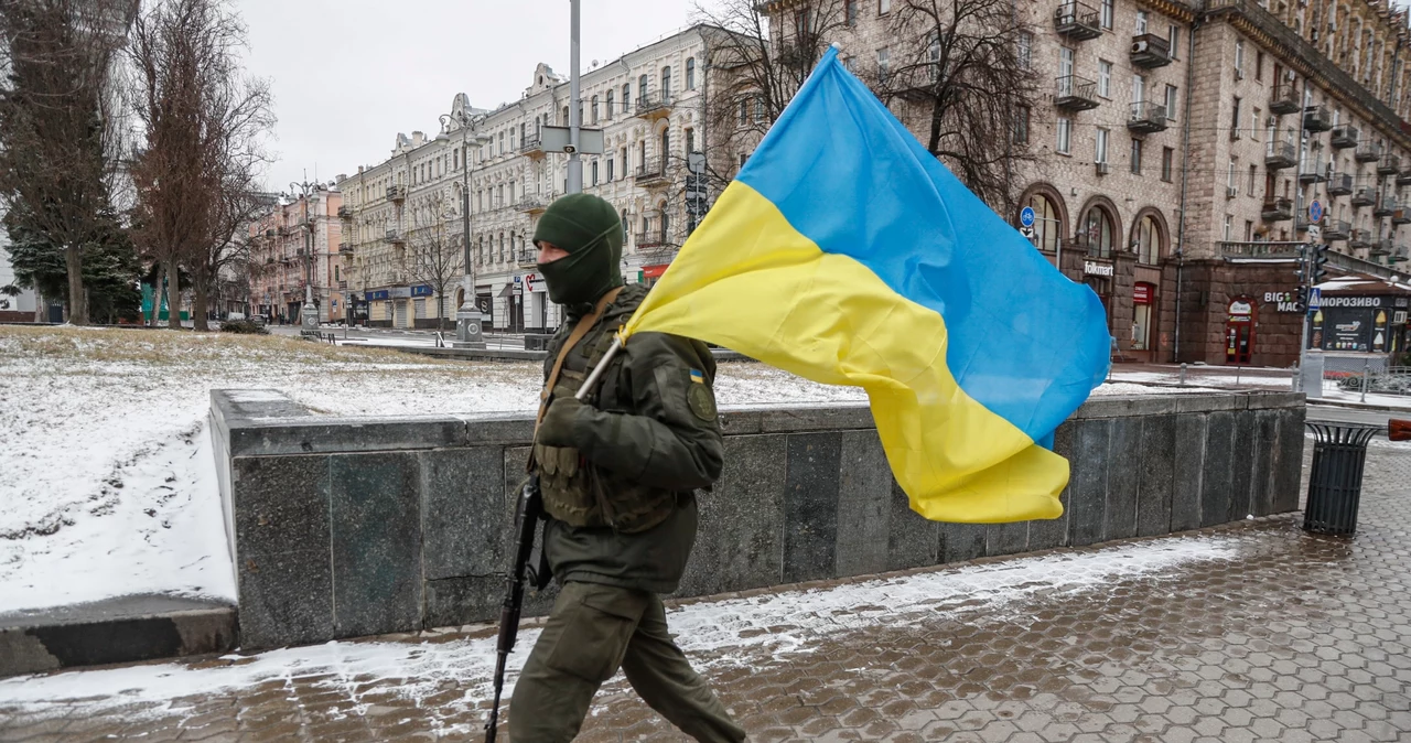 Ukraina. Żołnierz z flagą