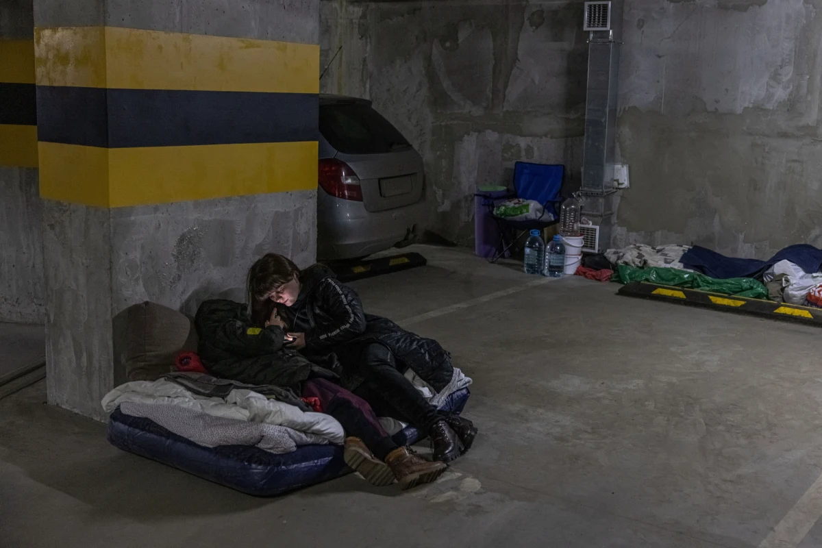 Za nami szósty dzień inwazji Rosji na Ukrainę. Z jednej strony coraz więcej jest przykładów konkretnego wsparcia dla Ukraińców, a z drugiej nieustających - i coraz bardziej brutalnych - ataków rosyjskich żołnierzy. Oto przegląd najważniejszych wydarzeń z wtorku.