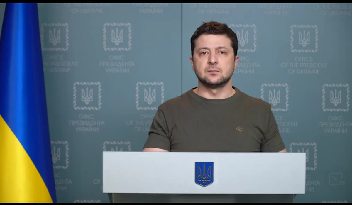 Nie można dziś pozostawać neutralnym - powiedział w środę prezydent Ukrainy Wołodymyr Zełenski na nagraniu zamieszczony na Facebooku. Zwrócił się w ten sposób do krajów, które nie przyłączyły się do antyrosyjskiej koalicji. Mówiąc o rosyjskich wojskach okupujących Ukrainę, powiedział: idźcie do diabła. Osobny apel skierował do Żydów. "Zwracam się teraz do wszystkich Żydów świata. To bardzo ważne, żebyście wy, miliony Żydów na całym świecie, nie milczeli. Bo z milczenia rodzi się nazizm". 