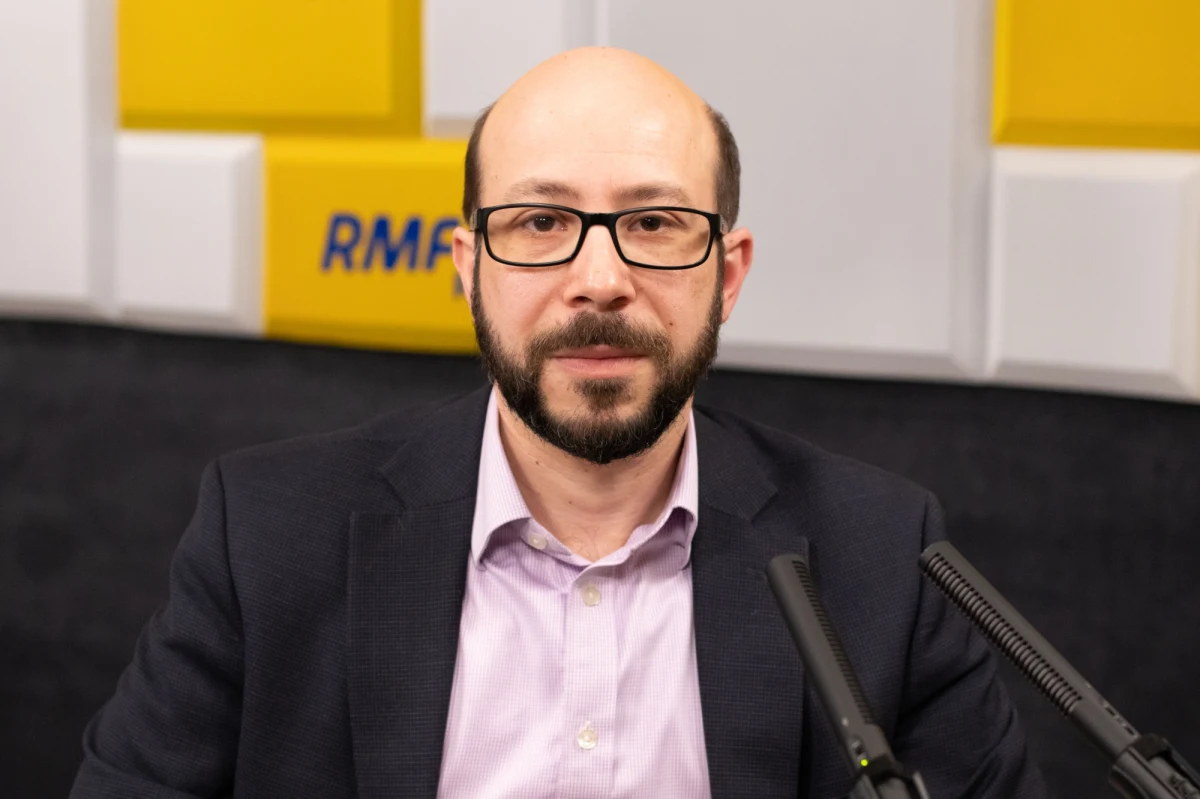 "Ukraina ma szansę obronić swoją niepodległość i niezależność, co będzie zwycięstwem samym w sobie" - podkreślał w Porannej rozmowie w RMF FM Łukasz Kulesa z Polskiego Instytutu Spraw Międzynarodowych. "W tym momencie jesteśmy w kluczowym okresie wojny, kiedy Rosjanie bardzo mocno naciskają, włączyli wyższy bieg, jeżeli chodzi o operację wojskową" -zauważył gość Roberta Mazurka.