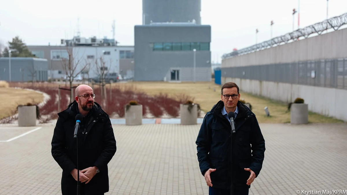 Dziś najważniejsza sprawa to pomóc ludziom, którzy uciekają przed wojną; wojna na Ukrainie staję się coraz bardziej intensywna, Rosjanie dokonują zbrodni wojennych, giną cywile, dzieci, kobiety - mówił premier Mateusz Morawiecki. Zapewnił także, że – w ramach sankcji – chce natychmiast przestać również importować rosyjski węgiel.