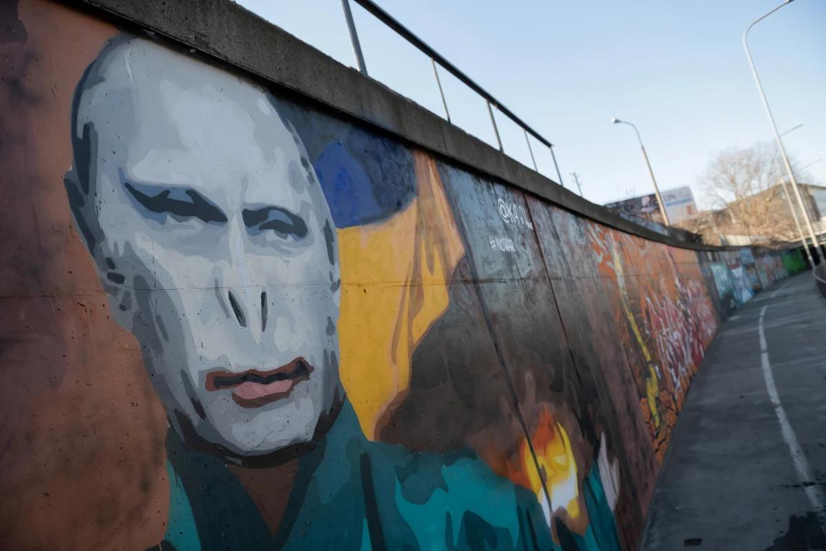 W Poznaniu powstał nowy mural. Artysta posługujący się pseudonimem KAWU, stworzył dzieło przedstawiające Władimira Putina, który przypomina Lorda Voldemorta. Zobacz zdjęcia.