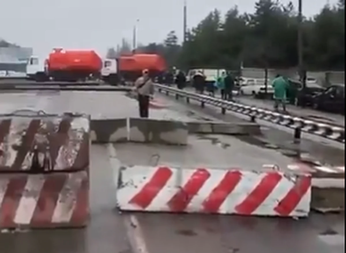 Tysiące mieszkańców Enerhodaru wyszło na drogi, żeby zablokować dojazd do miasta zbliżającym się oddziałom rosyjskim. W tym mieście nad Dnieprem znajduje się największa elektrownia jądrowa w Europie.