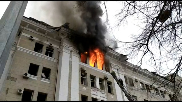 Strażacy starają się powstrzymać pożary w budynku Służby Bezpieczeństwa Charkowa i budynku Wydziału Ekonomicznego Charkowskiego Uniwersytetu Narodowego. 