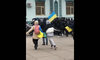 Ukraińcy otaczają pojazd z rosyjskimi oznaczeniami
