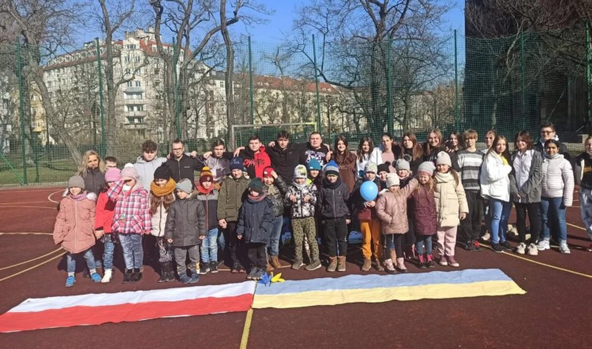W szkole podstawowej nr 107 we Wrocławiu zorganizowano w środę dobrowolny "Cichy protest". Uczniowie wyszli na szkolne boisko z transparentami i flagami Ukrainy. 
