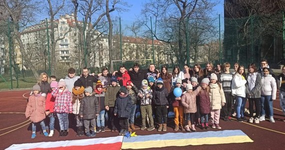 W szkole podstawowej nr 107 we Wrocławiu zorganizowano w środę dobrowolny "Cichy protest". Uczniowie wyszli na szkolne boisko z transparentami i flagami Ukrainy. 