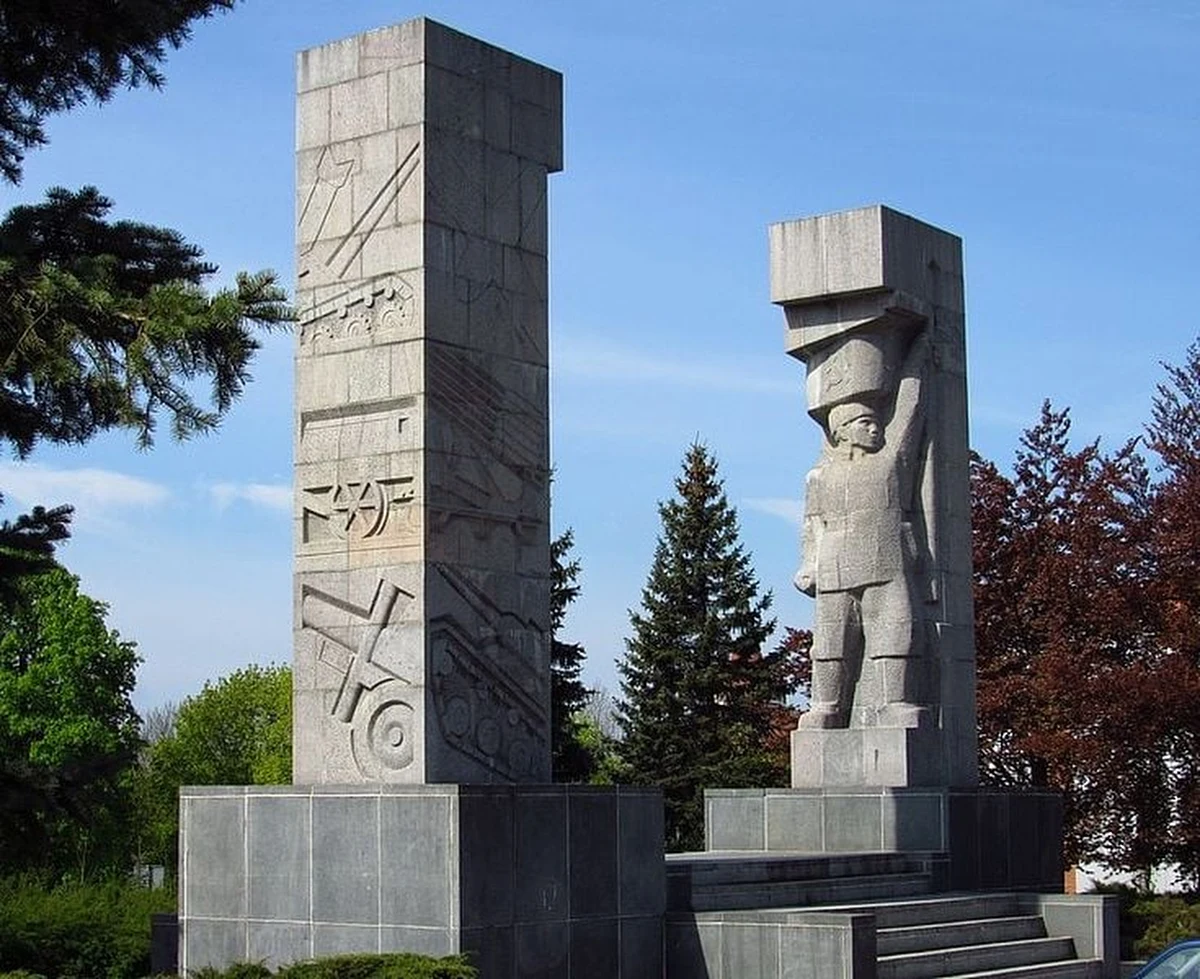 Dzisiaj na olsztyńskich "szubienicach", czyli Pomniku Wyzwolenia Ziemi Warmińsko-Mazurskiej pojawiły się banery z hasłami „Solidarni z Ukrainą” i „Pomnik wdzięczności za zniewolenie”. Od lat w mieście trwa spór o usunięcie "szubienic". Dzisiaj prezydent Olsztyna Piotr Grzymowicz zabrał głos w tej sprawie.