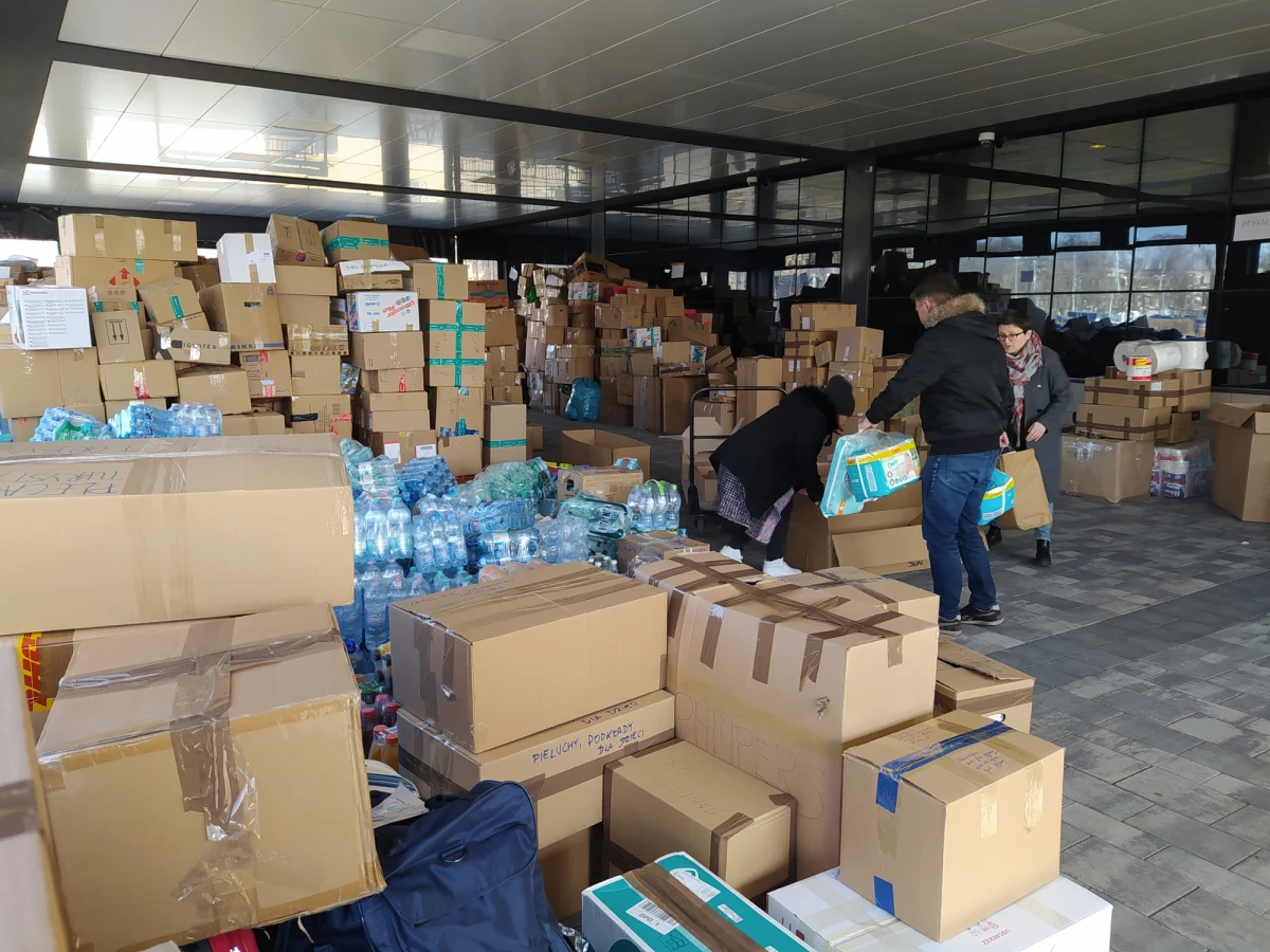 Nowohuckie Centrum Kultury w Krakowie ponownie rusza ze zbiórką darów dla Ukraińców.  Do dzisiaj na Ukrainę z tego miejsca, trafiło 5 tirów z różnego rodzaju artykułami. Potrzebna jest pomoc do załadowania kolejnych.