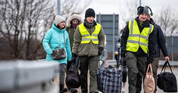 Apelujemy o zachowanie spokoju i nieuleganie dezinformacji oraz celowo powielanym fake newsom, które mają na celu wywołanie niepokojów – prosi podkarpacka policja. „Warto, by nie poddawać się dezinformacji, żeby sprawdzać informacje, które pojawiają się na mediach społecznościowych, na dziwnych profilach, żeby nie podawać plotek dalej, weryfikować informacje” – apelował w specjalnym wydaniu Rozmowy w RMF FM Paweł Szefernaker. 