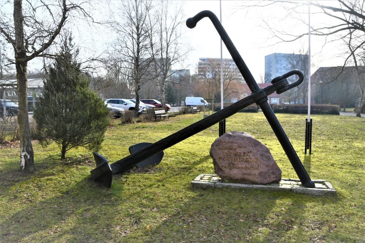 Świnoujście chce przyjąć uchodźców z Truskawca, swojego miasta partnerskiego na Ukrainie. Z pamiątkowego głazu przy świnoujskim urzędzie miasta zniknęła dziś nazwa rosyjskiego miasta Swietłyj, z którym nadbałtycki kurort współpracował.