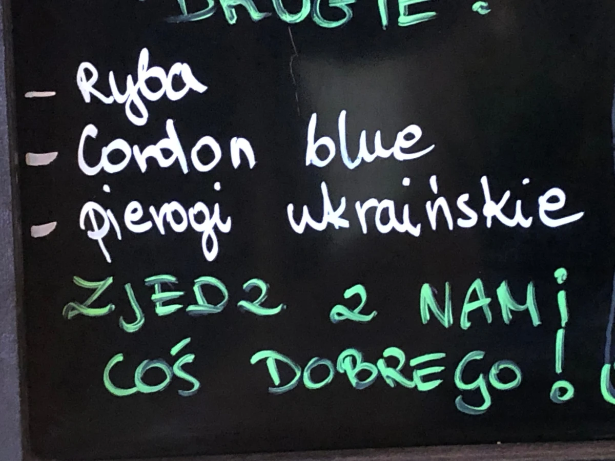 Wiele restauracji z Podhala, w ramach protestu wobec rosyjskiej inwazji na Ukrainę, wykreśliła ze swojego menu ruskie pierogi. W ich miejsce pojawiają się pierogi ukraińskie. To symboliczny, ale wymowny gest - powiedział PAP Tomasz, właściciel restauracji Polna z Zakopanego.

