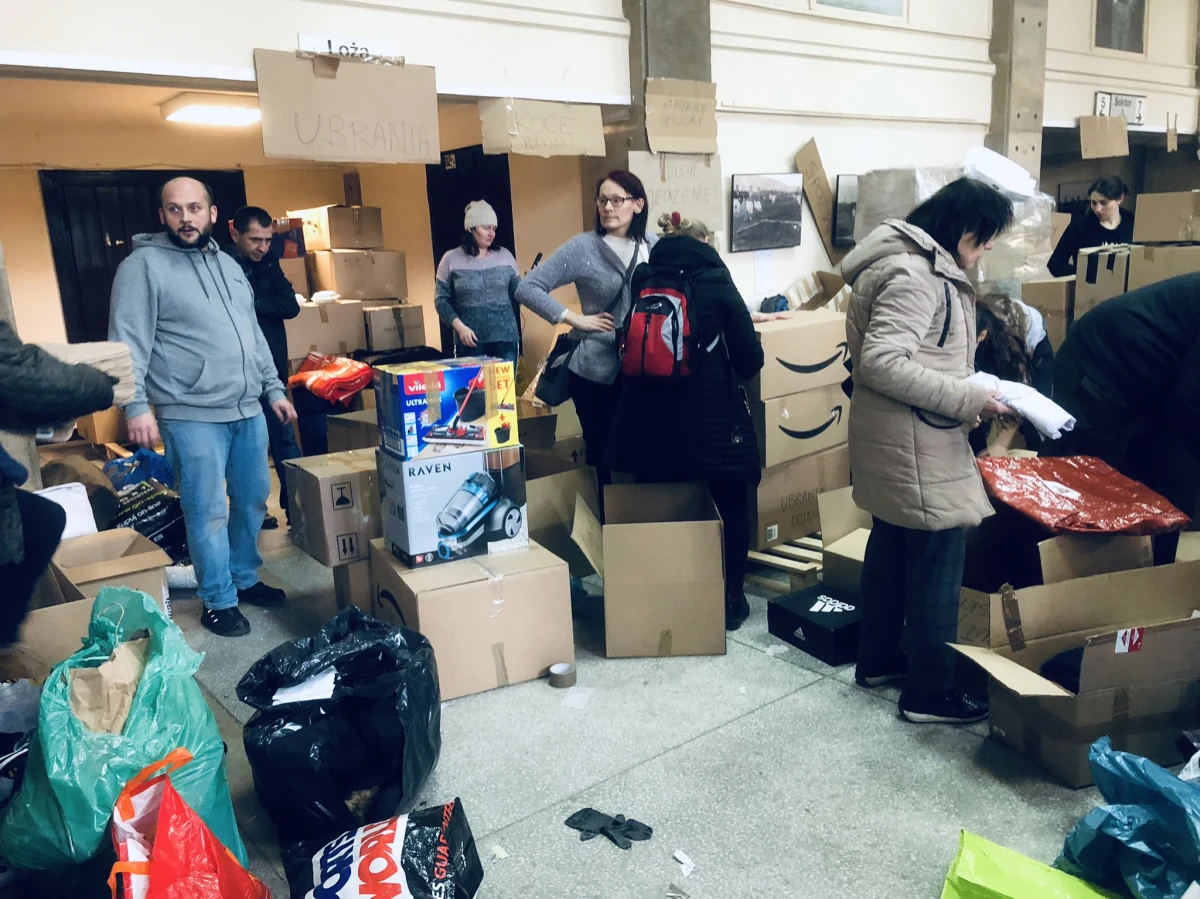 Pierwsza fala społecznego zrywu, aby pomagać uchodźcom wojennym z Ukrainy – wydaje się osiągać swój kulminacyjny punkt. Miejsca zbiórek pomocy rzeczowej są wypełnione po brzegi. Teraz trzeba dokładnie przyjrzeć się i dowiedzieć, jak najlepiej jest pomagać naszym sąsiadom zza wschodniej granicy.