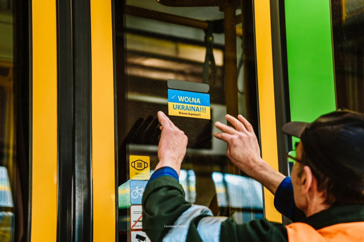 Naklejki z hasłem "Wolna Ukraina!!! Вільна Україна!!!" będą mogli zobaczyć poznaniacy na autobusach i tramwajach komunikacji miejskiej, a także na pojazdach straży miejskiej i urzędu miasta. To efekt wspólnej akcji miasta i jednej z poznańskich firm.
