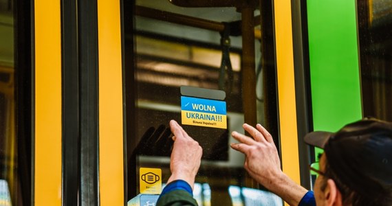 Naklejki z hasłem "Wolna Ukraina!!! Вільна Україна!!!" będą mogli zobaczyć poznaniacy na autobusach i tramwajach komunikacji miejskiej, a także na pojazdach straży miejskiej i urzędu miasta. To efekt wspólnej akcji miasta i jednej z poznańskich firm.