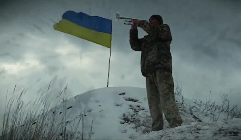 Ukraińska armia opublikowała specjalne nagranie, na którym trębacz ubrany w wojskowy mundur wykonuje na trąbce hymn Ukrainy "Nie umarła jeszcze Ukraina".