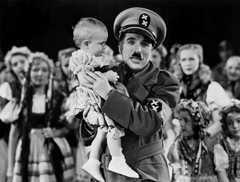 Ponad osiemdziesiąt lat po premierze filmu Charliego Chaplin "Dyktator" finałowa scena przemowy głównego bohatera okazuje się niezwykle aktualna w kontekście napaści Rosji na Ukrainę. "Jeśli nigdy nie oglądaliście Charliego Chaplina w 'Dyktatorze', błagam was - obejrzyjcie tę scenę" - zaapelowała na Twitterze aktorka Jayne Sharp.
 