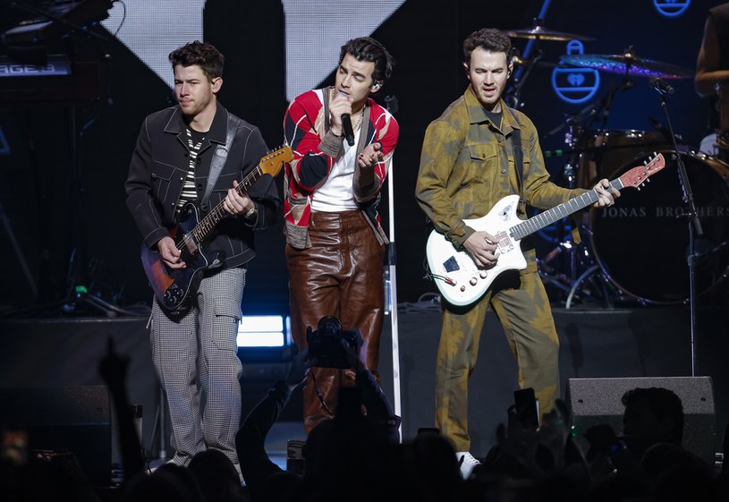 Nick, Kevin i Joe Jonasowie zasłynęli piętnaście lat temu jako idole nastolatków. Choć przez pewien czas było o nich cicho, to w chwale przywrócili do życia projekt Jonas Brothers. Teraz chcą obok muzycznego, podbić także rynek... kuchni! 